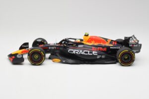 Red Bull RB19 #11 S. Perez Italian GP 2nd 2023 Minichamps 1:18 110231511 メタル - 画像 3/6