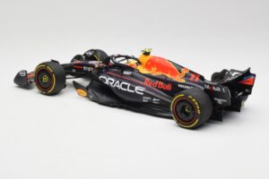 Red Bull RB19 #11 S. Perez Italian GP 2nd 2023 Minichamps 1:18 110231511 メタル - 画像 4/6