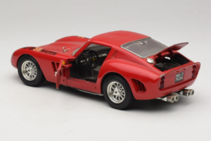 Ferrari 250 GTO レッド Bburago 1:18 B003 メタル - 画像 5/8