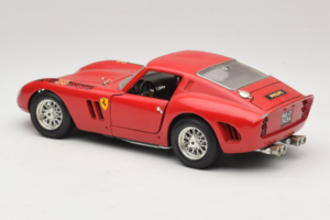 Ferrari 250 GTO レッド Bburago 1:18 B003 メタル - 画像 7/8