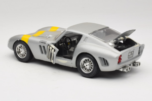 Ferrari 250 GTO #172 L. Bianchi / G. Berger Tour de France 1962 シルバー リミテッドエディション Bburago 1:18 3011-S1 メタル - 画像 5/8