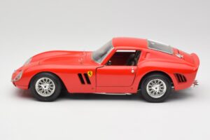 Ferrari 250 GTO レッド Bburago 1:18 3011 メタル - 画像 4/8