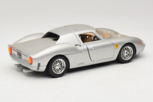 Ferrari 250 LM シルバー Bburago 1:18 3033-S1 メタル - 画像 3/8