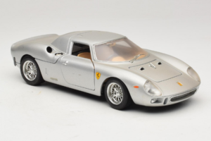 Ferrari 250 LM シルバー Bburago 1:18 3033-S1 メタル - 画像 6/8