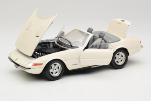 Ferrari 365 GTS/4 Spider ホワイト Techno Giodi 1:18 40028 メタル - 画像 2/8