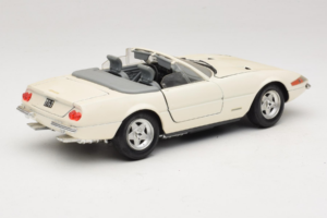 Ferrari 365 GTS/4 Spider ホワイト Techno Giodi 1:18 40028 メタル - 画像 3/8