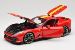 Ferrari 812 Competizione Rosso Corsa イエローストライプ入り Bburago 1:18 18-16915 メタル - 画像 2/8