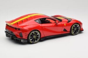 Ferrari 812 Competizione Rosso Corsa イエローストライプ入り Bburago 1:18 18-16915 メタル - 画像 3/8