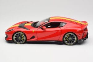 Ferrari 812 Competizione Rosso Corsa イエローストライプ入り Bburago 1:18 18-16915 メタル - 画像 4/8