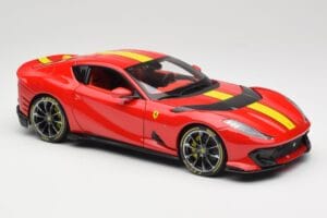 Ferrari 812 Competizione Rosso Corsa イエローストライプ入り Bburago 1:18 18-16915 メタル - 画像 6/8