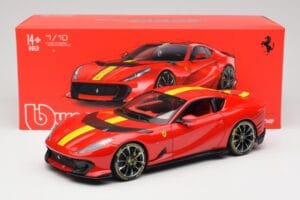 Ferrari 812 Competizione Rosso Corsa イエローストライプ入り Bburago 1:18 18-16915 メタル - 画像 8/8