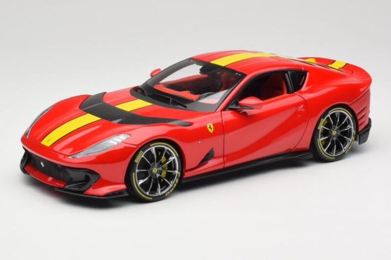 Ferrari 812 Competizione Rosso Corsa イエローストライプ入り Bburago 1:18 18-16915 メタル