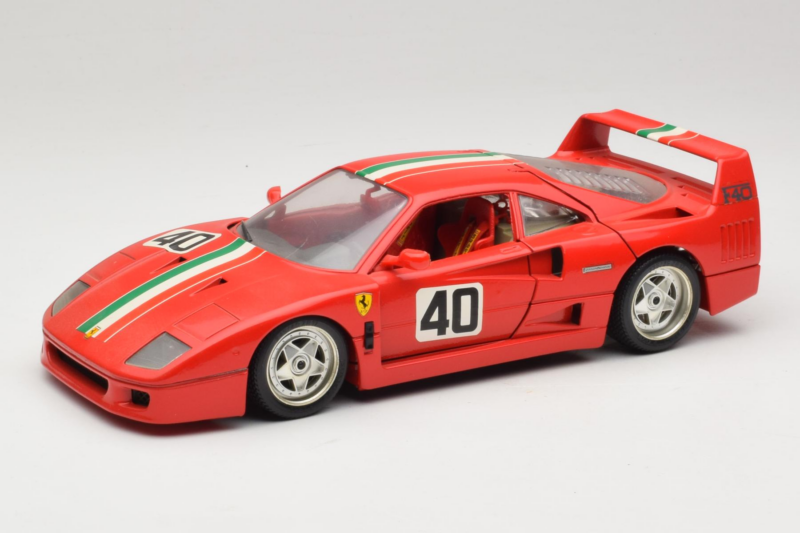 Ferrari F40 #40 レッド イタリア国旗付き Bburago 1:18 3032-P1 メタル