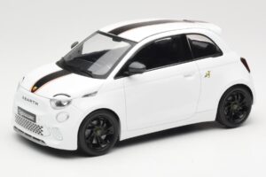 Abarth 500e ホワイト IXO 1:18 MCG18497 メタル