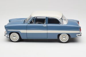 Ford Taunus 12M P2 ブルー ストライプ Revell 1:18 08880-M1 メタル - 画像 4/8