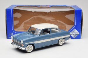 Ford Taunus 12M P2 ブルー ストライプ Revell 1:18 08880-M1 メタル - 画像 8/8