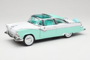 Ford Crown Victoria Seafoam グリーン & ホワイト Road Legends 1:18 92138 メタル