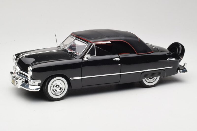 Ford Deluxe カブリオレ ブラック Maisto 1:18 31681 メタル