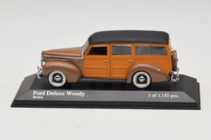 Ford DeLuxe Woody ステーションワゴン ブラウン Minichamps 1:43 400082111 メタル