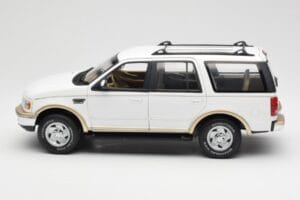 Ford Expedition Eddie Bauer ホワイト UT Models 1:18 22712 メタル - 画像 4/8