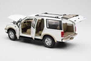 Ford Expedition Eddie Bauer ホワイト UT Models 1:18 22712 メタル - 画像 5/8