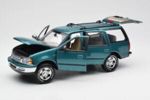 Ford Expedition XLT グリーンメタリック UT Models 1:18 22717 メタル - 画像 2/8