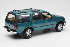 Ford Expedition XLT グリーンメタリック UT Models 1:18 22717 メタル - 画像 3/8