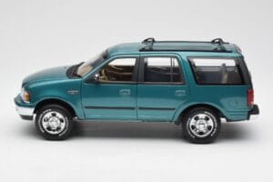Ford Expedition XLT グリーンメタリック UT Models 1:18 22717 メタル - 画像 4/8