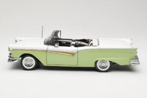 Ford Fairlane Skyliner グリーン & ホワイト Sun Star 1:18 FORD003 メタル - 画像 5/9