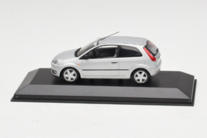 Ford Fiesta Mk5 2-Door シルバー Minichamps 1:43 FIESTA003 メタル