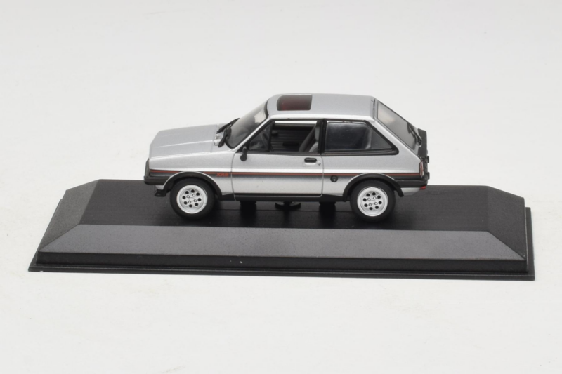 Ford Fiesta XR2 シルバー Minichamps 1:43 400085160 メタル