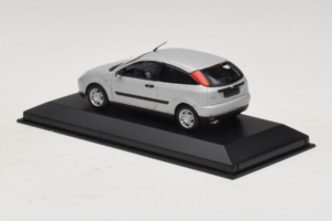 Ford Focus Mk1 3-Door シルバー Minichamps 1:43 FOCUS005 メタル - 画像 3/5