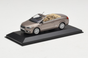 Ford Focus Mk2 CC グレー Minichamps 1:43 FORD005 メタル - 画像 2/4