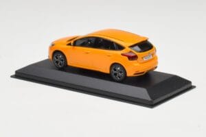 Ford Focus ST Mk3 Tangerine Scream Minichamps 1:43 FOCUS001 メタル - 画像 3/4