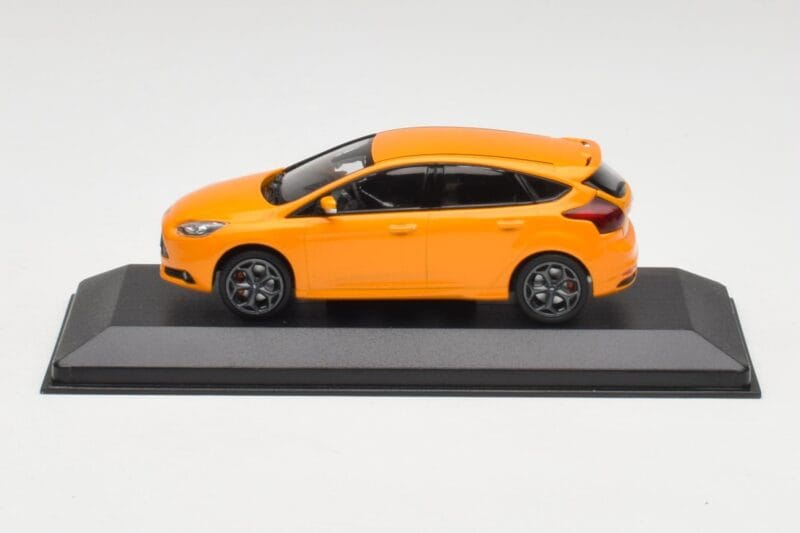 Ford Focus ST Mk3 Tangerine Scream Minichamps 1:43 FOCUS001 メタル