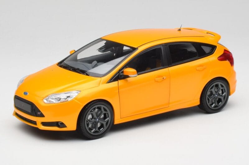 Ford Focus ST Mk2 Tangerine Scream Minichamps 1:18 110082005 メタル
