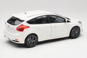 Ford Focus ST Mk2 ホワイト Minichamps 1:18 110082004 メタル - 画像 3/8