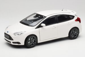 Ford Focus ST Mk2 ホワイト Minichamps 1:18 110082004 メタル