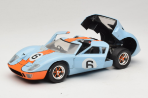 Ford GT40 Gulf #6 J. Ickx / J. Oliver 24 Hours of Le Mans 1969 Revell 1:18 48824 メタル - 画像 2/8