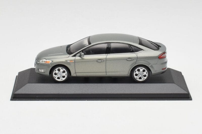 Ford Mondeo Mk3 Sedan グレー Metallic Minichamps 1:43 IND403086003 メタル
