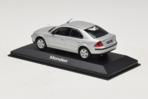 Ford Mondeo Mk3 セダン シルバー Minichamps 1:43 MONDEO005 メタル - 画像 3/4
