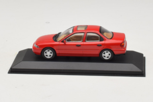 Ford Mondeo Mk1 セダン レッド Minichamps 1:43 82000 メタル