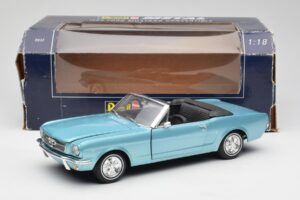 Ford Mustang カブリオレ Arcadian Blue Revell 1:18 8832-F1 メタル - 画像 8/8
