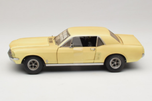 Ford Mustang Coupe イエロー The Walking Dead Greenlight 1:18 12958 メタル - 画像 4/8