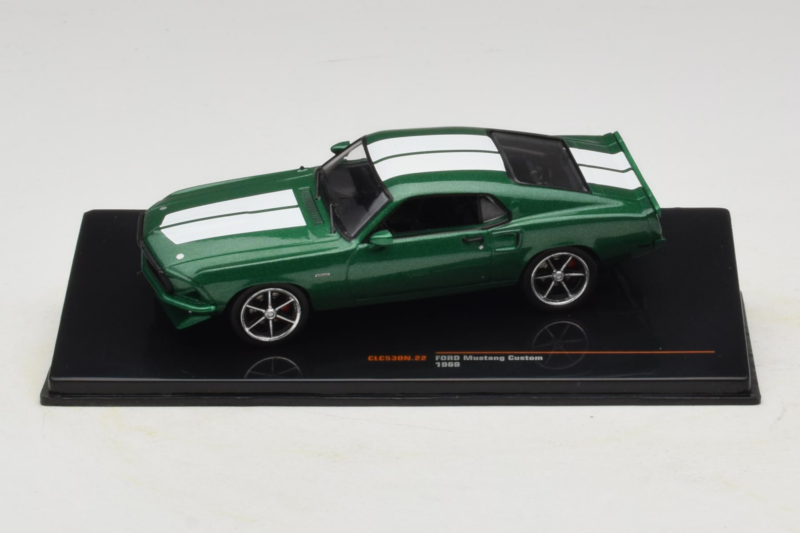 Ford Mustang Custom グリーン IXO 1:43 CLC530N メタル