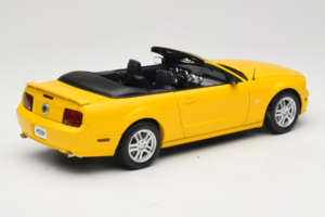 Ford Mustang GT S197 カブリオレ Screaming Yellow AUTOart 1:18 73062 メタル - 画像 3/8