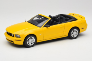 Ford Mustang GT S197 カブリオレ Screaming Yellow AUTOart 1:18 73062 メタル