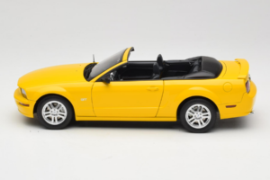 Ford Mustang GT S197 カブリオレ Screaming Yellow AUTOart 1:18 73062 メタル - 画像 4/8