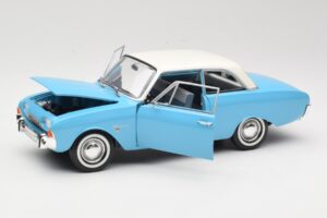 Ford Taunus 17M P2 ブルー Revell 1:18 08817 メタル - 画像 2/8