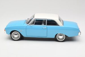 Ford Taunus 17M P2 ブルー Revell 1:18 08817 メタル - 画像 4/8